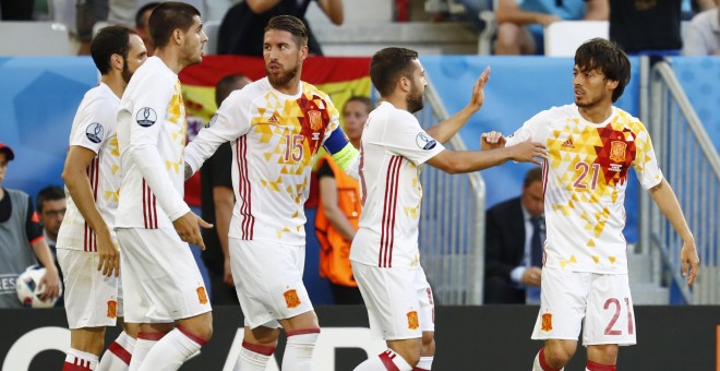Los jugadores españoles celebrando el gol inicial de Morata ayer ante Croacia. /REUTERS
