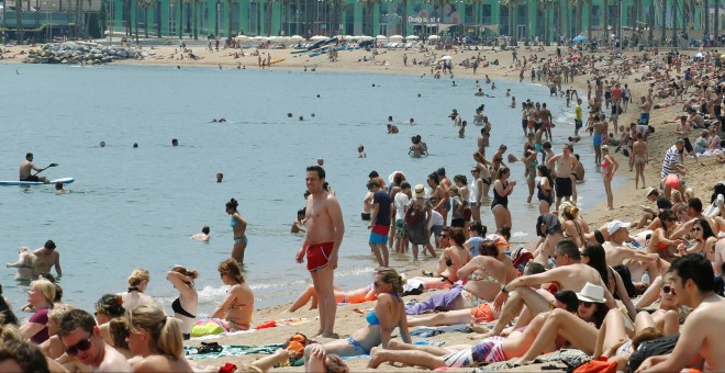 Bañistas en la playa de la Barcelona. REUTERS/Albert Gea