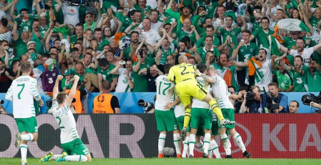 Los jugadores de Irlanda celebran su victoria ante Italia en la Eurocopa. REUTERS/Pascal Rossignol