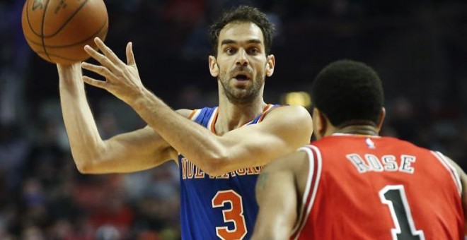 Fotografía de archivo del 23 de marzo de 2016 del jugador José Manuel Calderón durante un partido de baloncesto en Chicago. /EFE