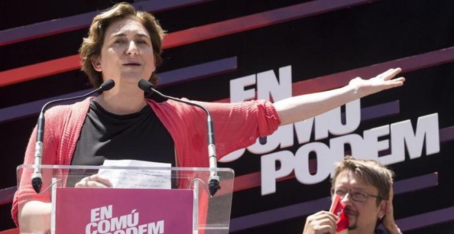La alcaldesa de Barcelona, Ada Colau (i), junto al cabeza de lista de En Comú Podem, Xavier Domenech (d), en un mitin. /EFE