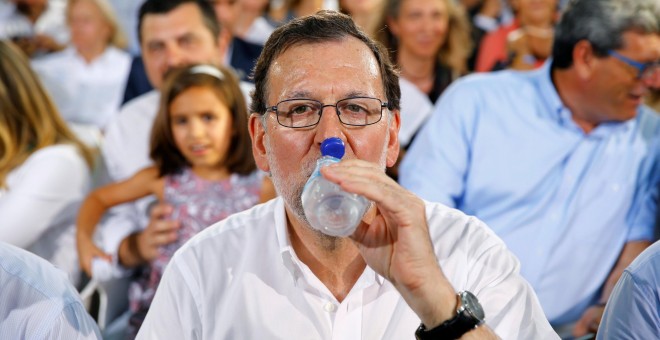 El presidente del Gobierno en funciones, Mariano Rajoy, durante el mitin en Sevilla. / MARCELO DEL POZO (EFE)
