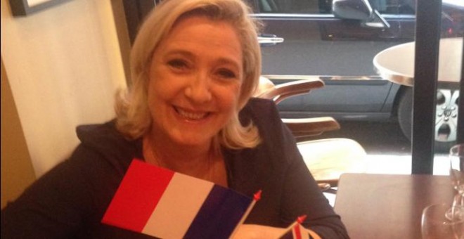 La representante del partido de extrema derecha francés Frente Nacional, Marine Le Pen, celebra el sí al Brexit en Reino Unido. @f_philippot