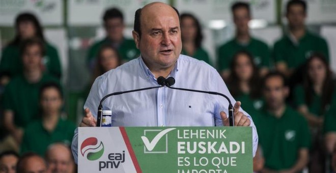 El presidente del PNV, Andoni Ortuzar durante su intervención en un mitin de su partido en la localidad alavesa de Llodio. EFE/David Aguilar