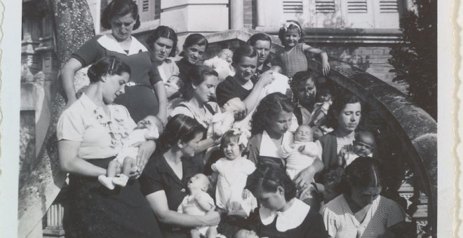 Mujeres con los niños recién nacidos en la escalera de La Maternidad.
