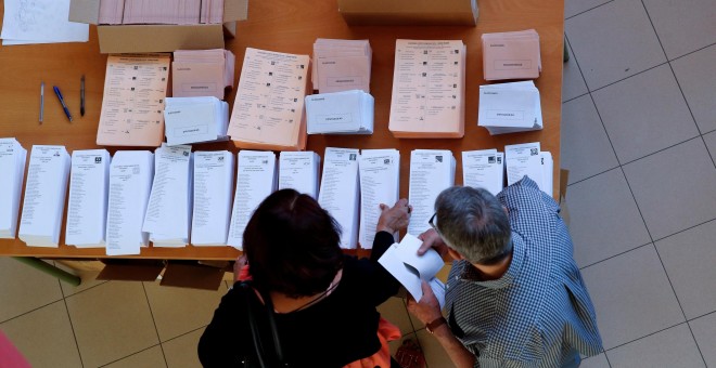 Papeletas con todas las formaciones candidatas al Congreso y al Senado a la apertura de un colegio electoral