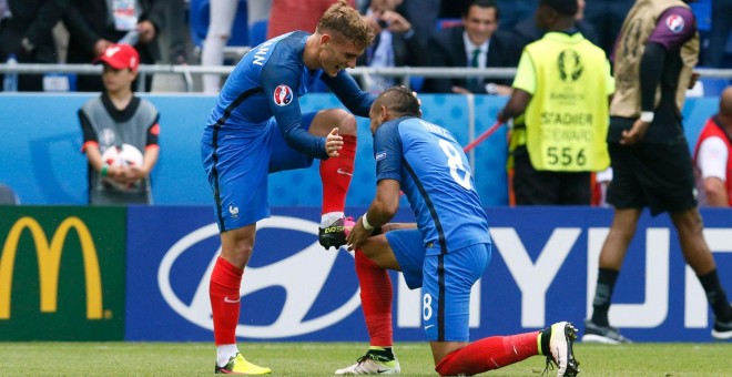Dimitri Payet besa las botas de Antoine Griezmann tras marcar su segundo gol contra Irlanda. /REUTERS