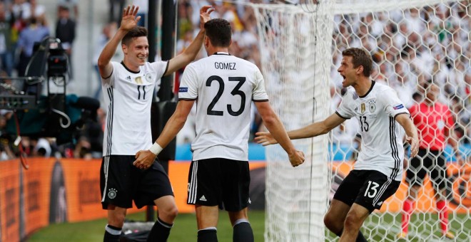 Draxler celebra con Mario Gomez y Muller el segundo gol de Alemania contra Eslovaquia. /REUTERS