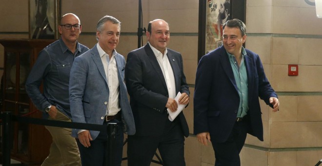 El presidente del PNV, Andoni Ortuzar, el lehendakari Íñigo Urkullu, y el candidato al congreso Aitor Esteban, antes de la la rueda de prensa tras conocer los resultados de las elecciones generales del 26-J. EFE/LUIS TEJIDO.