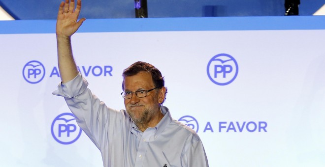 Mariano Rajoy saludando a los asistentes que han acudido a celebrar los resultados electorales en la sede del PP en Génova. REUTERS/Marcelo Del Pozo