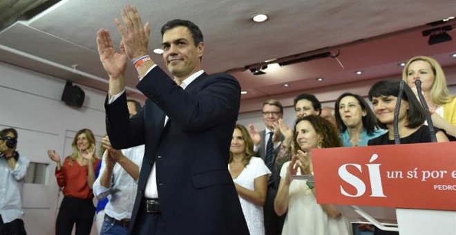 El secretario general del PSOE, Pedro Sánchez (c), acompañado de otros dirigentes del partido y candidatos. /EFE