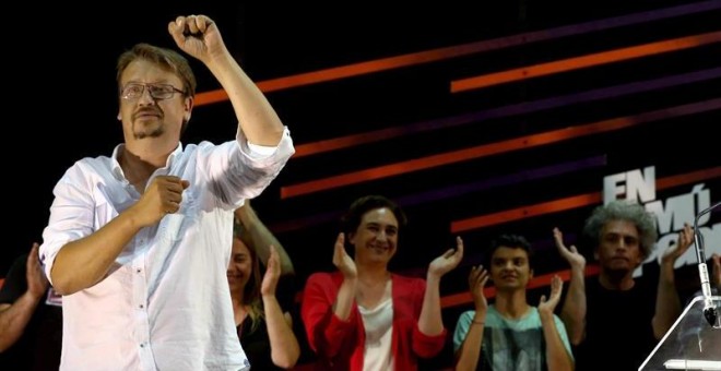 El candidato de En Comú Podem, Xavier Doménech (i), y los dirigentes de la formación, entre ellos la alcaldesa de Barcelona, Ada Colau (2i) comparecen ante su militancia y simpatizantes tras conocerse los resultados electorales del 26J. EFE/Toni Albir