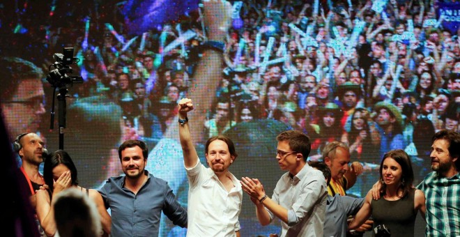 El líder de Podemos, Pablo Iglesias (centro) levanta el puño ante miles de personas en la plaza del Museo Reina Sofía de Madrid.- REUTERS