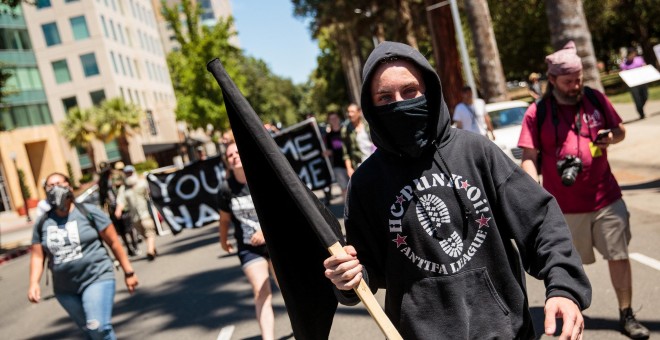 Contramanifestantes antifascistas desfilan por Sacramento tras que varias personas fuesen apuñaladas durante el enfrentamiento entre los neonazis que celebraron una concentración permitida.- REUTERS / Max Whittaker