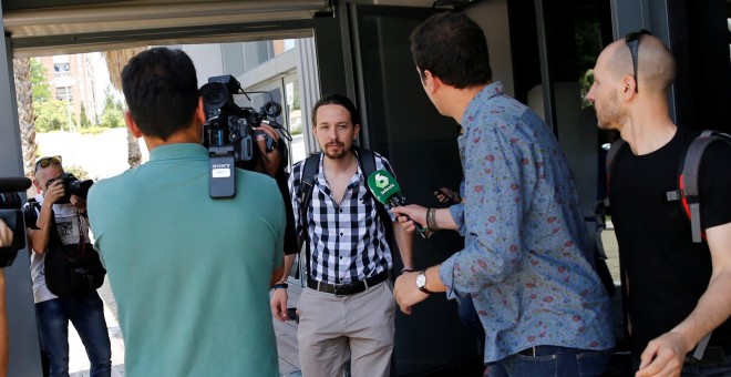 Los periodistas tratan de obtener unas declaraciones del lider de Podemos, Pablo Iglesias, tras la reunión de la dirección del partuido. REUTES/Andrea Comas