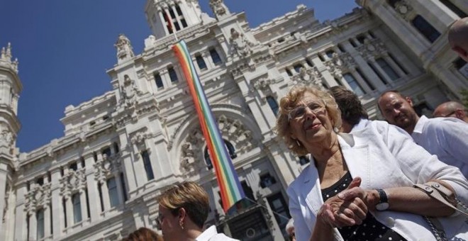 La alcaldesa de Madrid, Manuela Carmena participa en el despliegue de la bandera arcoíris en la fachada del Ayuntamiento con motivo del comienzo de la semana del orgullo gay. EFE/Javier Lizón