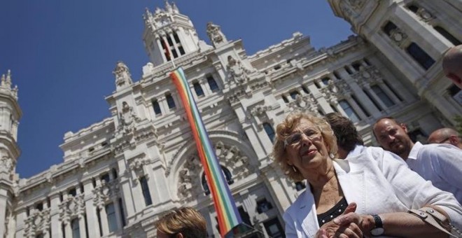 La alcaldesa de Madrid, Manuela Carmena participa en el despliegue de la bandera arcoíris en la fachada del Ayuntamiento con motivo del comienzo de la semana del orgullo gay. EFE/Javier Lizón