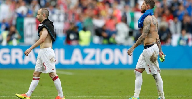 Iniesta y Ramos se retiran tras la eliminación de España de la Eurocopa. REUTERS/John Sibley