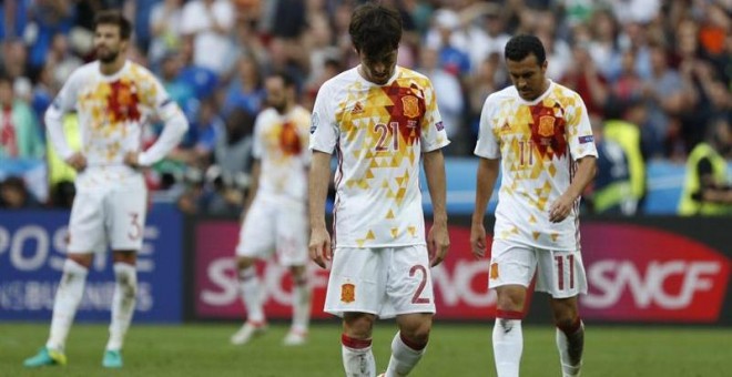 Silva, Pedro y Piqué, cabizbajos tras la derrota de España contra Italia. /EFE