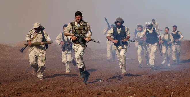 Un grupo de rebeldes sirios, durante un entrenamiento en al área rural de Deraa. - REUTERS