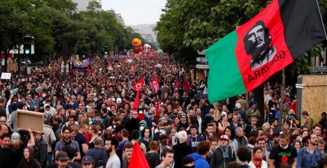 Miles de personas participan en una protesta contra la reforma laboral en París. - EFE
