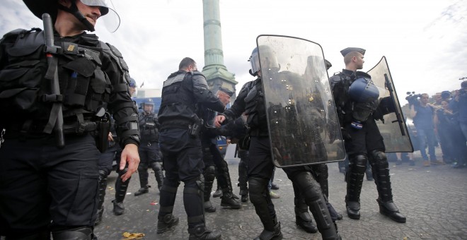 Agentes antidisturbios se llevan a un manifestante detenido. - REUTERS