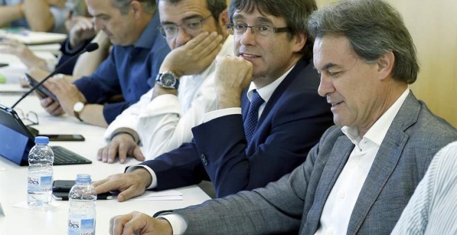 El presidente de CDC, Artur Mas, junto al president de la Generalitat, Carles Puigemont, durante la reunión que mantuvo el comité ejeutivo de la formación para valorar los resultados de las elecciones generales. EFE/Andreu Dalmau