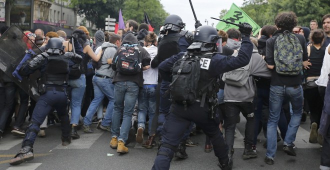 La Policía carga contra un grupo de manifestantes durante la manifestación de este martes en París.- REUTERS