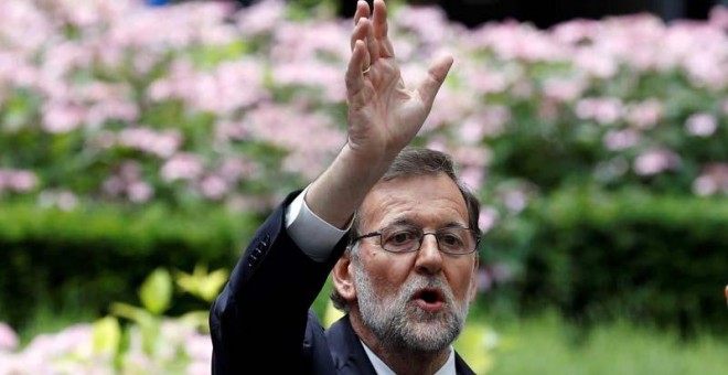 Mariano Rajoy llama al coche oficial en Bruselas. / PHIL NOBLE (REUTERS)