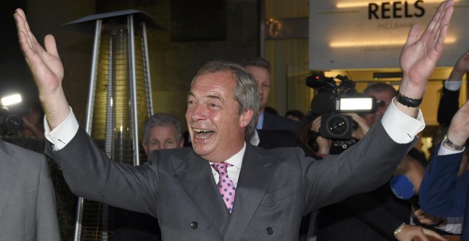 El líder del UKIP, Nigel Farage, celebrando el resultado del referéndum que certificó la salida del Reino Unido de la UE.-REUTERS