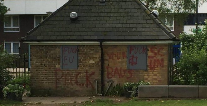 Pintadas xenófobas halladas en un centro comunitario cultural polaco en el barrio de Hammersmith compartidas vía Twitter