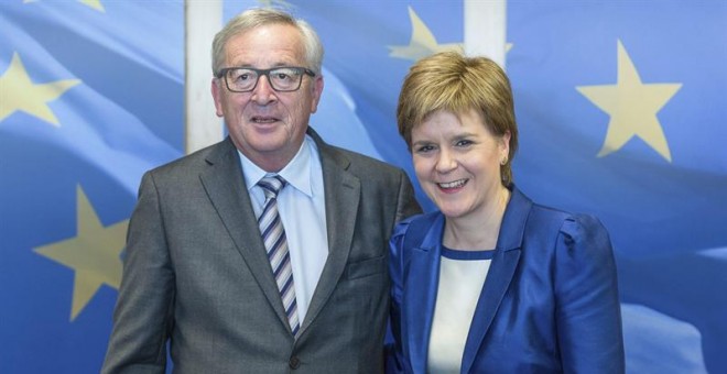 El presidente de la Comisión Europea (CE), Jean-Claude Juncker, recibe a la ministra principal escocesa, Nicola Sturgeon. - EFE