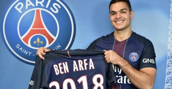 Ben Arfa posa con su nueva camiseta, la del París Saint-Germain.