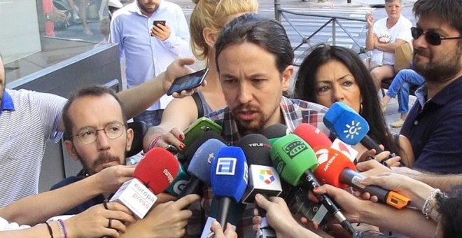 El secretario general de Podemos, Pablo Iglesias, junto al el secretario de Organización, Pablo Echenique.- EFEVíctor Lerena