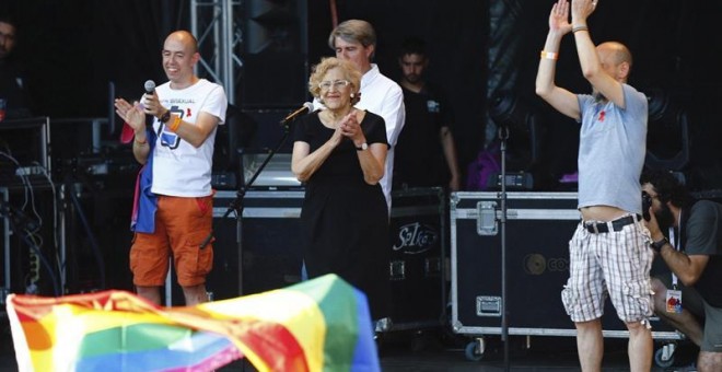 La alacaldesa de Madrid, Manuela Carmena (c), tras dirigirse a los asistentes a la manifestación del Orgullo LGTB más grande de Europa que ha recorrido el centro de Madrid bajo el lema 'Leyes por la igualdad real ¡ya!. Año de la visibilidad bisexual en la