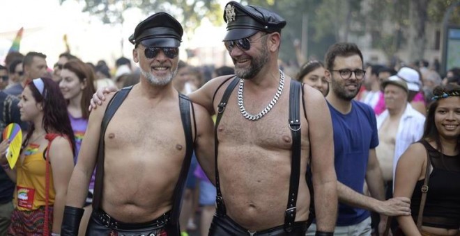 Asistentes a la manifestación del Orgullo LGTB más grande de Europa que recorre el centro de Madrid bajo el lema 'Leyes por la igualdad real ¡ya!. Año de la visibilidad bisexual en la diversidad'. EFE/Víctor Lerena