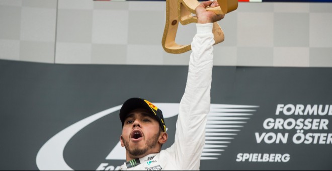 El piloto británico de Fórmula Uno Lewis Hamilton, de Mercedes AMG GP, celebra su victoria en el Gran Premio de Austria 2016. EFE/EPA/CHRISTIAN BRUNA