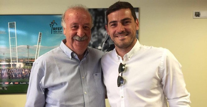 Casillas ha colgado en Twitter esta fotografía con Del Bosque.