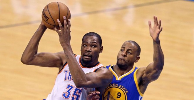 Durant, en un partido de esta temporada contra los Golden State Warriors. REUTERS