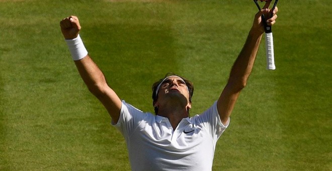 Federer celebra su victoria ante Cilic en Wimbledon. REUTERS/Tony O'Brien