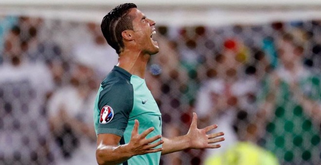 Cristiano celebra la clasificación de Portugal para la final de la Eurocopa. REUTERS/Darren Staples