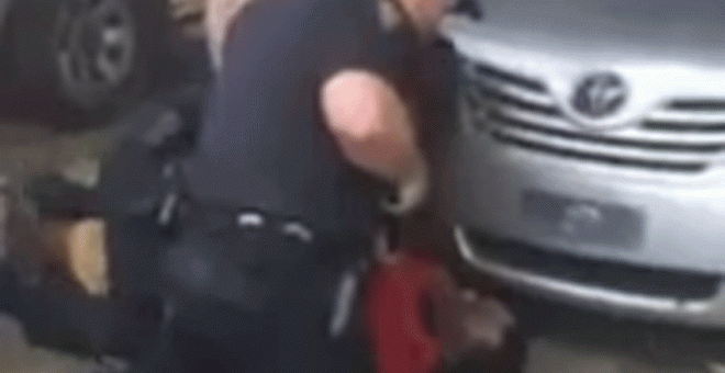 Un instante del vídeo que muestra cómo los dos policías asesinan a Sterling.