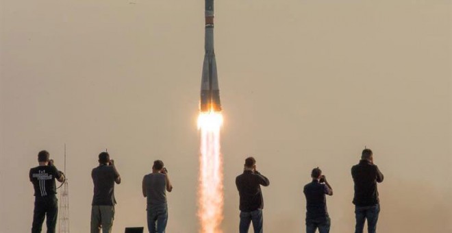 Fotografía cedida por la NASA de fotógrafos mientras capturan el despegue de la nave rusa Soyuz MS-01. EFE