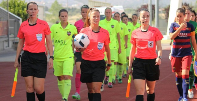 La colegiada Marta Huerta antes del comienzo de la semifinal de la Copa del Reina entre el Levante y el Barça.