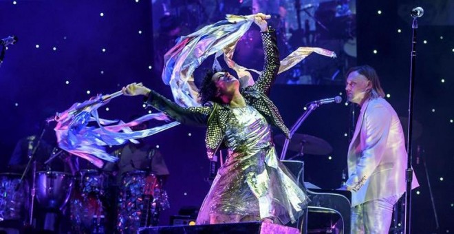 La banda canadiense 'Arcade Fire' durante el concierto de la primera jornada del festival internacional de música Bilbao BBK Live. /EFE