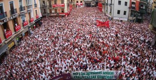 Miles de personas han llenado la plaza consistorial de Pamplona para mostrar su rechazo a la agresión sexual registrada la noche del miércoles en la capital navarra. TWITTER/@taxilari