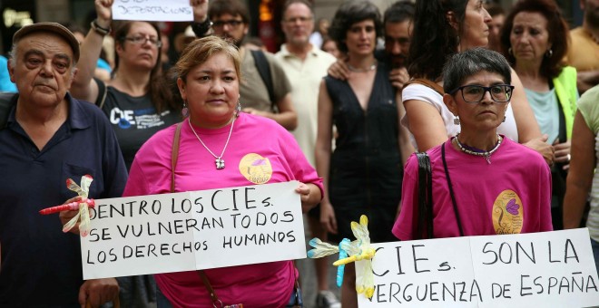 Más de un centenar de personas se han concentrado hoy en la plaza Sant Jaume de Barcelona para expresar su rechazo a la reapertura del Centro de Internamiento de Extranjeros (CIE) de la Zona Franca de la capital catalana, convocados por la Plataforma Cerr