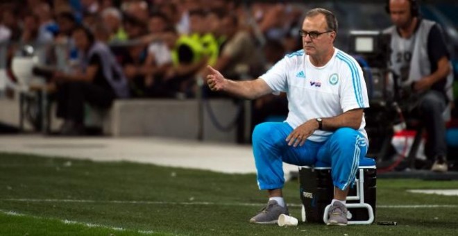 Foto de archivo de Marcelo Bielsa en el banquillo del Olympique de Marsella. /AFP