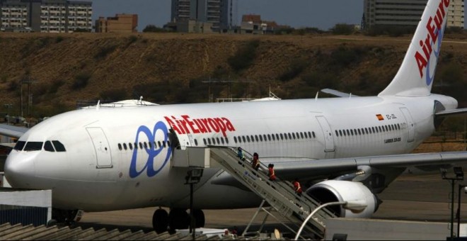 Un avión de Air Europa apostado en una pista del aeropuerto de Barajas.