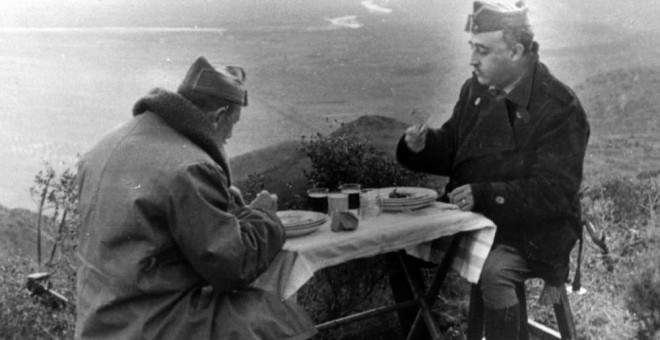 El general Franco almorzando con el general Dávila durante la Guerra Civil española. Archivo EFE